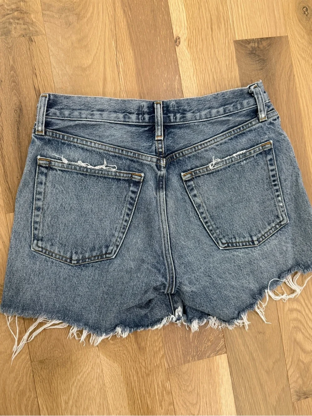 AGOLDE High-Rise Frayed Hem Denim Shorts in Medium Blue size 26